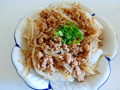 【簡単】ひき肉もやし丼 レシピ・作り方 by ぴろち♪|楽天レシピ